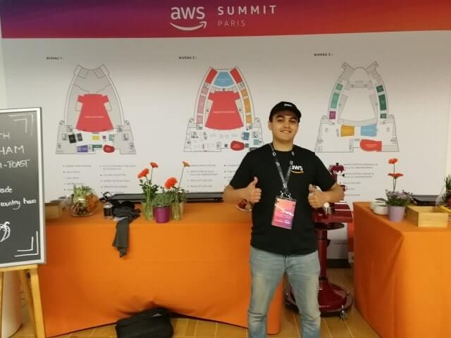 Moi devant l'entrée de l'aws Summit